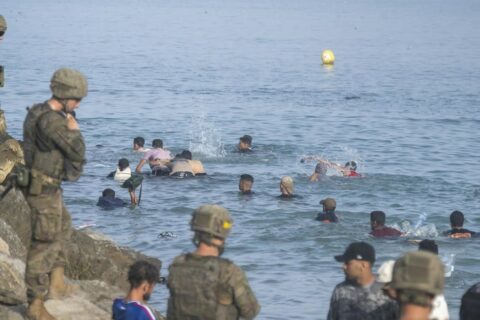 Sebta : Amnesty accuse l’armée espagnole de maltraiter des migrants